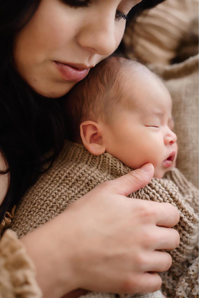 Sweet images of mom and newborn baby in Fort Worth Texas by Paula Goforth 