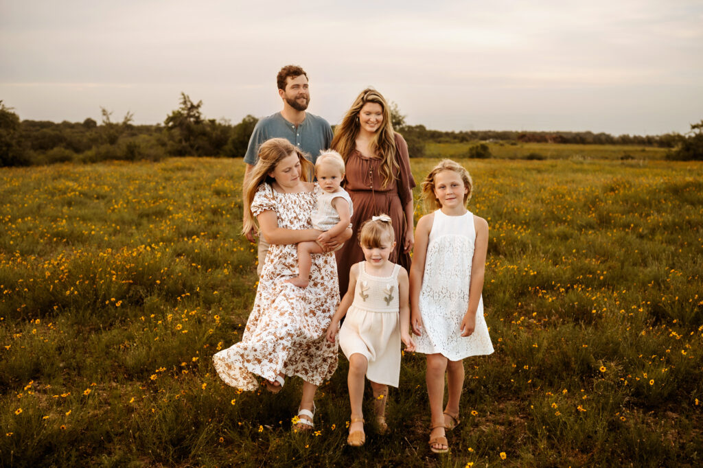 Why using a client closet can help your family photos in Fort Worth Texas, beautiful family in a field 