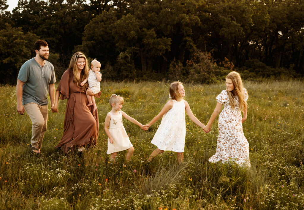 Why using a client closet can help your family photos in Fort Worth Texas, beautiful family in a field 