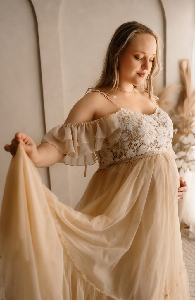 Golden light maternity photos by Fort Worth photographer Paula Goforth 