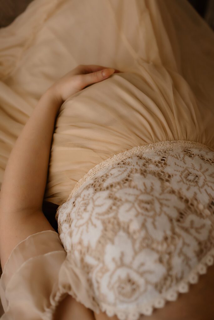 Golden light maternity photos by Fort Worth photographer Paula Goforth 